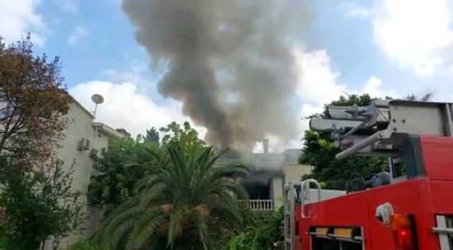 Son dakika haber: Bakırköy Basınköy'de bulunan bir villanın çatısında yangın
