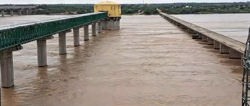 खतरे के निशान से उपर बह रही चंबल