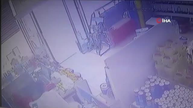 Son dakika haber... Müşteri gibi geldiği iş yerinden telefon çalan hırsız kamerada