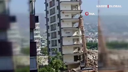 Çığlıklar içerisinde izlediler: İzmir'de 10 katlı bina yerle bir oldu!