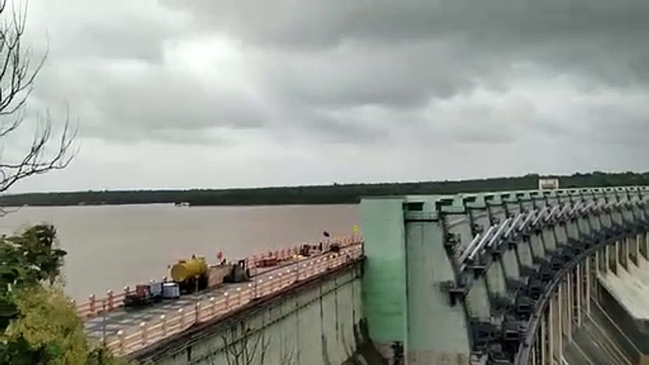 Live Video- इंदिरा सागर बांध से पानी छोडऩे का विहंगम नजारा