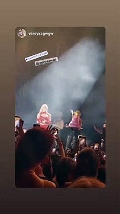 Josephine: Η έκπληξη για τα γενέθλιά της on stage και η εντυπωσιακή τούρτα