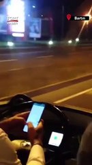 Bir gözü yolda bir gözü telefonda