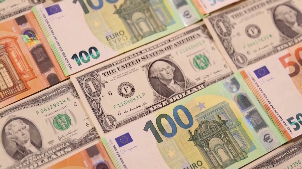اليورو يهبط إلى أدنى مستوى في تاريخه مقابل الدولار