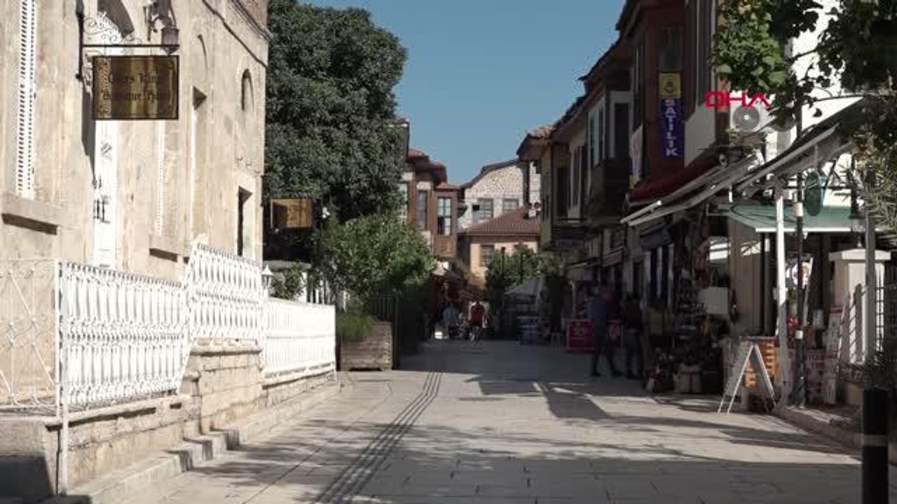 TARİHİ KALEİÇİ'NİN DUVARLARI YAZI TAHTASINA DÖNDÜ