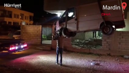 Kamyonet, duvarı yıkarak evin avlusuna daldı: 2 yaralı
