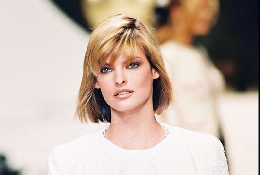 Linda Evangelista défigurée et obligée de tirer la peau de son visage avec du ruban adhésif et des élastiques : « J'ai des incisions et des protubérances partout »