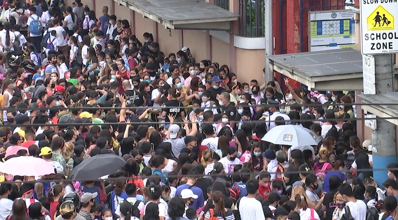 Milyon-milyong mag-aaral, nagbalik sa in-person classes; COVID health protocols, ipinatutupad sa mga paaralan | Saksi