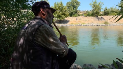 من ضفاف نهر العاصي.. قصة سوري مولع بصناعة الناي