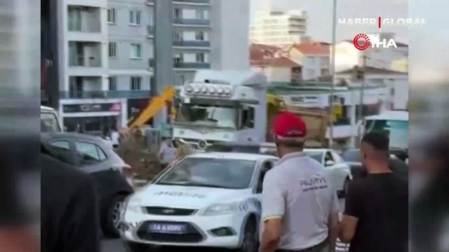 Yoldan geçen herkese salça oldu: Cinnet geçiren kadın ortalığı birbirine kattı!