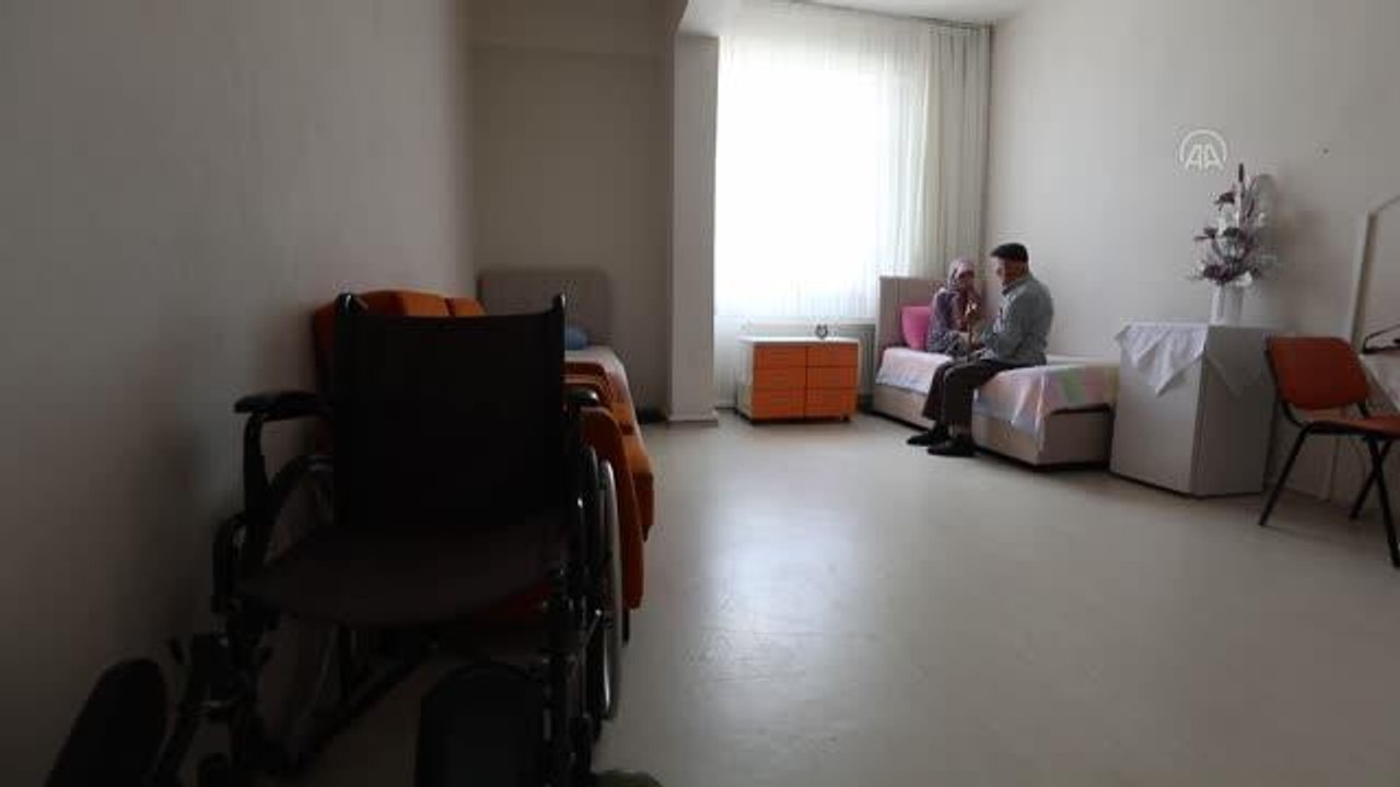 Kırklareli haberi: KIRKLARELİ - Yatağa bağımlı eşinin elini, birlikte kaldığı huzurevinde de hiç bırakmıyor