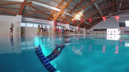 Yüzmeyi öğrenen çocuklar, "milli takım" hedefine kulaç atıyor