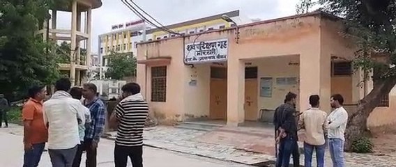 Video herunterladen: भीषण हादसा: कार व ट्रक की भिडंत में सेना के जवान व पत्नी की मौत, कार के उड़े परखच्चे