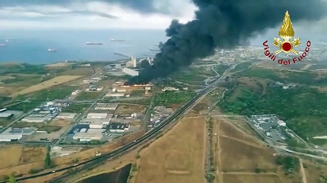 Augusta (SR) - Vasto incendio in deposito di materiale plastico dopo caduta fulmine (23.08.22)