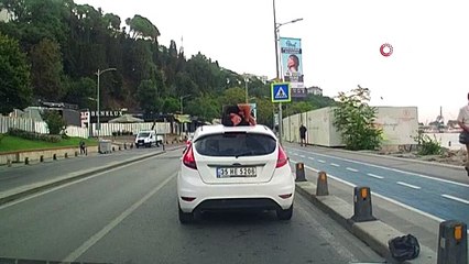 Üsküdar'da ilginç görüntü: Otomobilin üzerinde uyudu