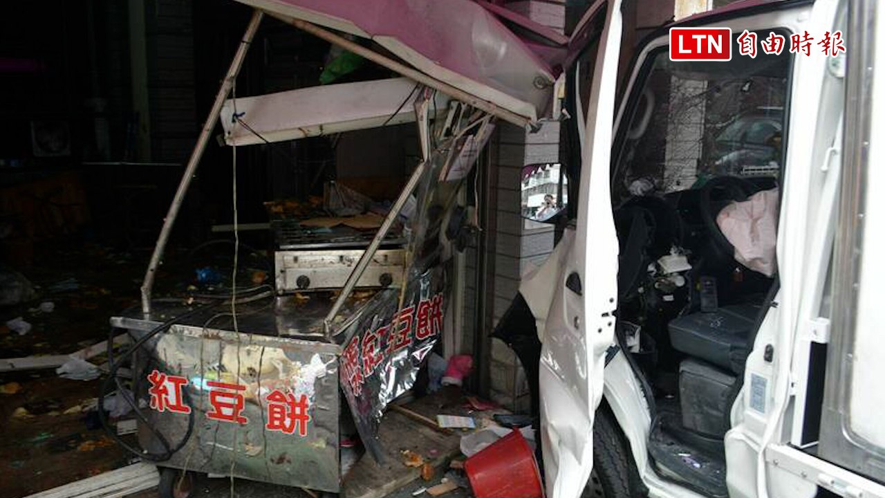 影像曝光！台中貨車撞死女騎士肇逃 竟又直直撞紅豆餅攤