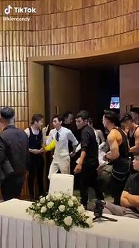 Hồng Thanh và DJ Mie nắm tay