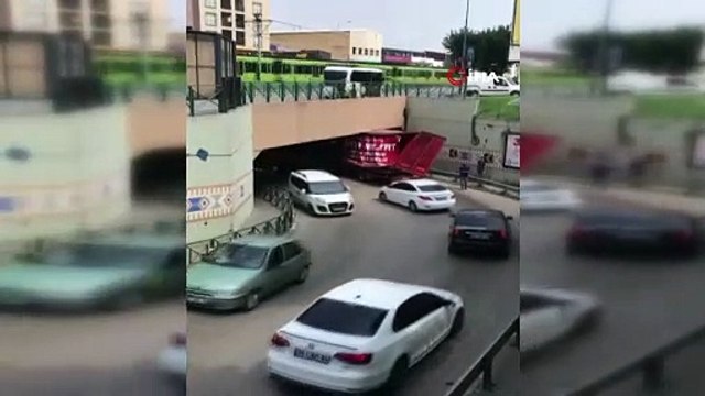 Bursa’da yüksekliği hesap edemeyen sürücüler üst geçit ve köprüye çarptı