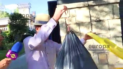 José Ortega Cano saca la basura