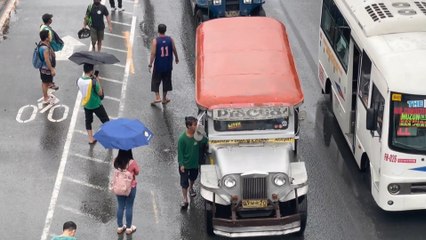 Cientos de colegios cerrados debido a una tormenta tropical en Filipinas