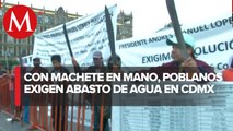 Con machete en mano se manifiestan habitantes de Puebla frente a Palacio Nacional