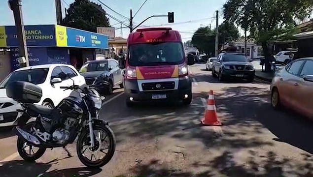 Jovem tem suspeita de fratura após colisão entre carro e moto na Avenida Carlos Gomes