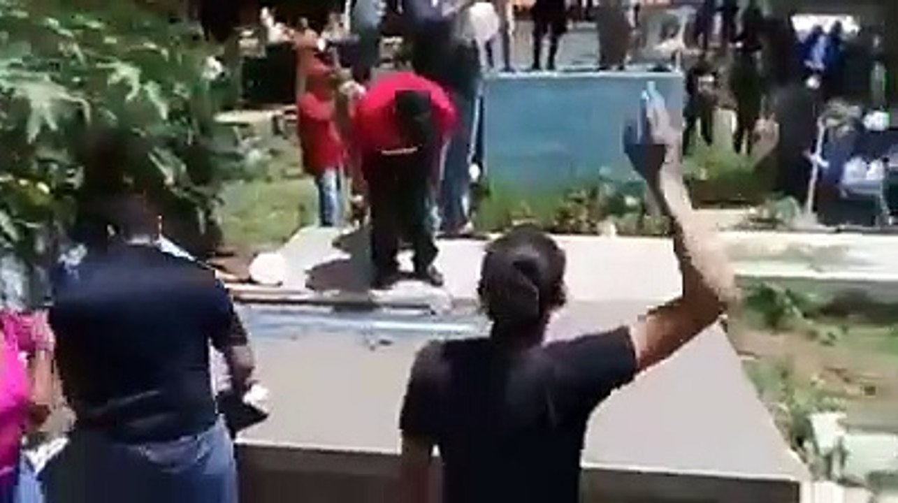 Miembros de la Ultra Fiel llegan a dar el último adiós a barrista asesinado en el Estadio Nacional