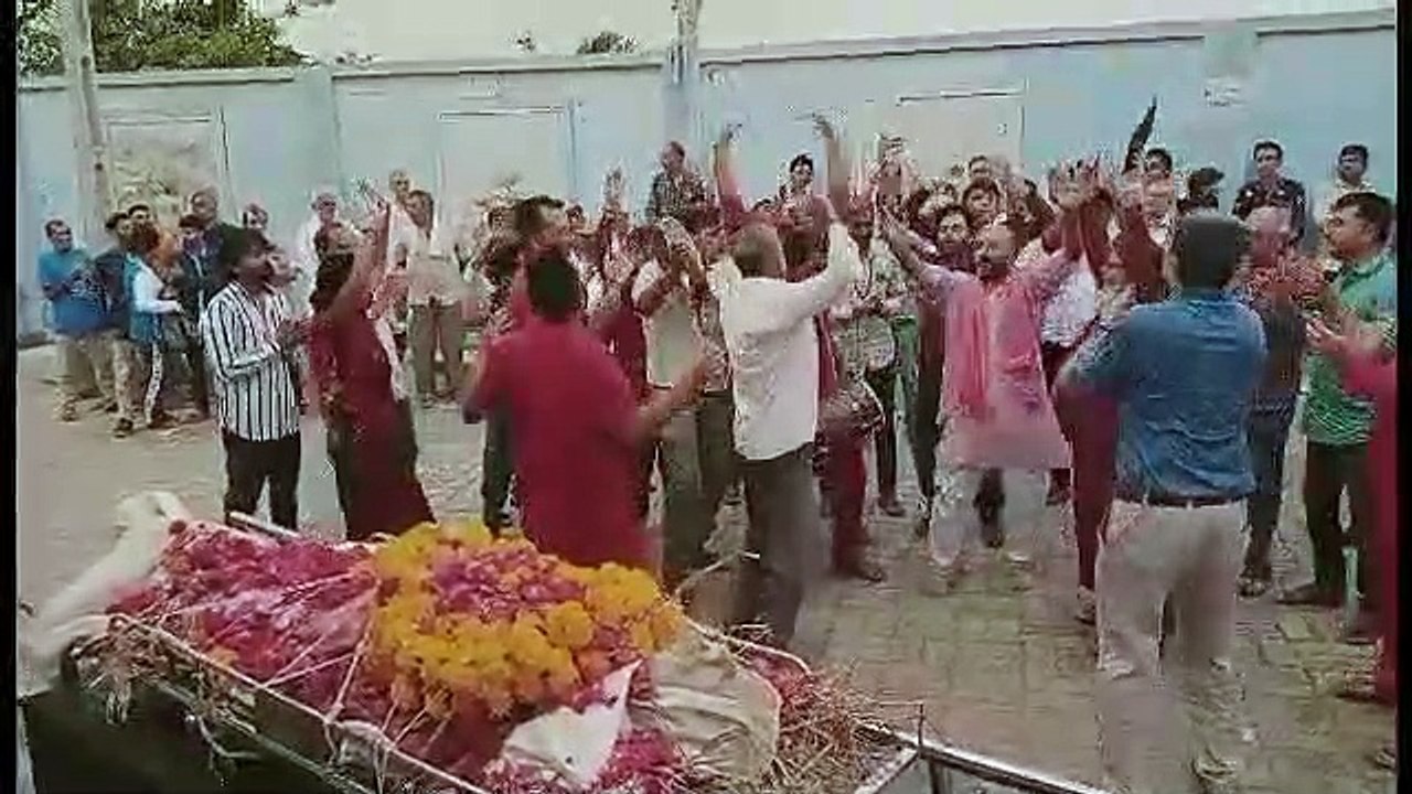 VIDEO : નૃત્ય સાથે મૃત્યુની ઉજવણી, પોરબંદરમાં ઓશોના સંન્યાસીની આનંદ સાથે વિદાય