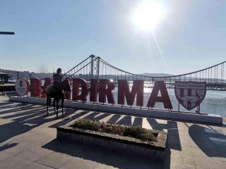 Savaşlara dikkat çekmek için atıyla yollara düştü