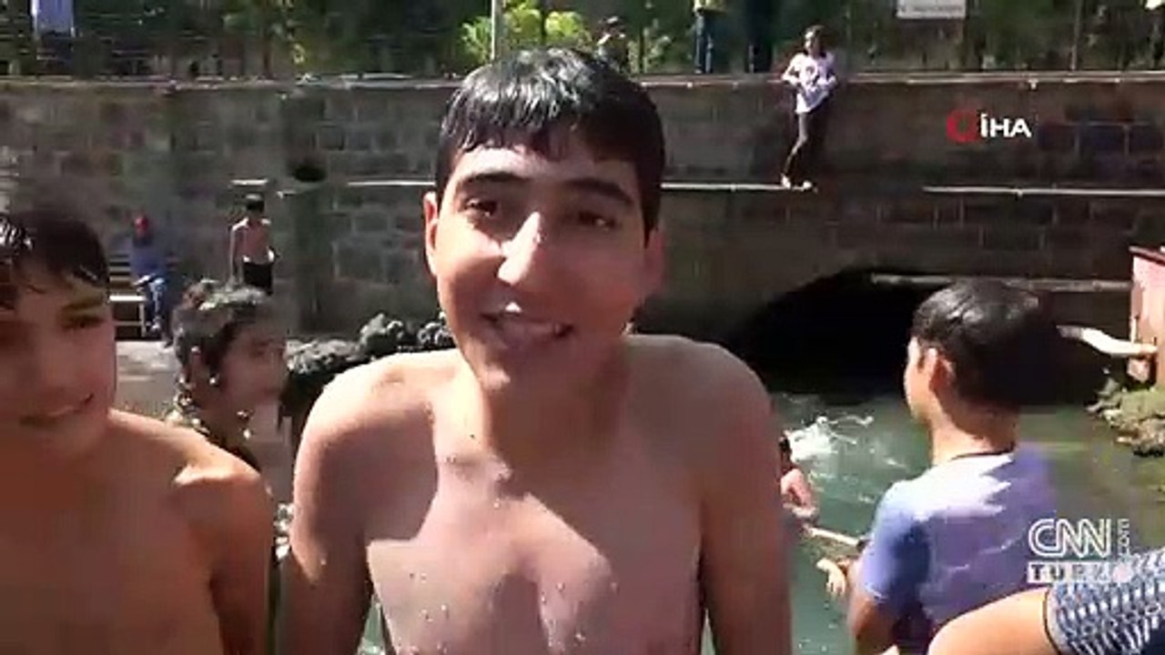 Çocuklar Anzele Parkı'ndaki havuzda serinledi