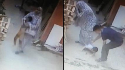 Balkondan düşen çocuğunu kucağında taşıdı! Dehşet anları kameraya yansıdı