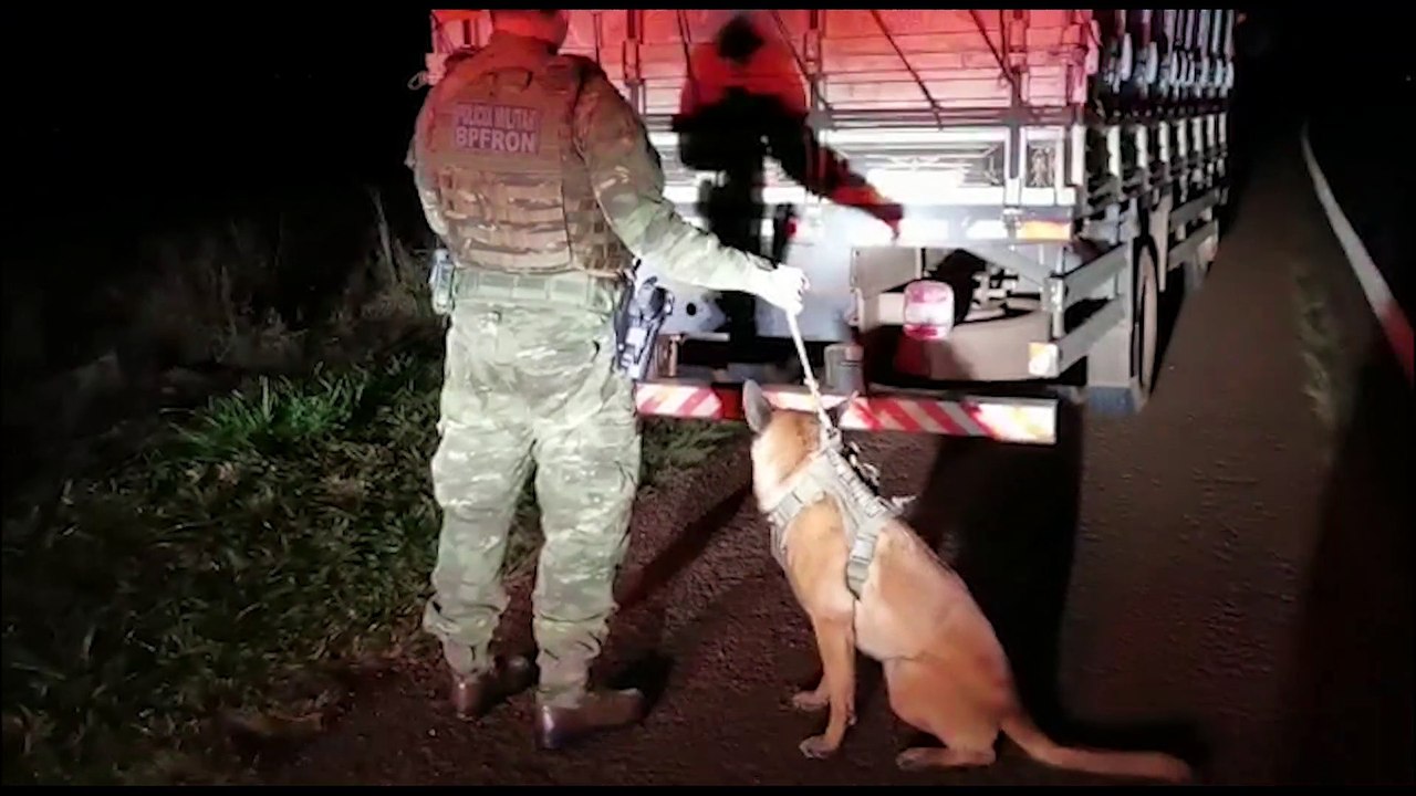 BPfron encaminha caminhão carregado com cigarros à Receita Federal em Cascavel