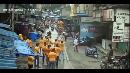 Changer les lampes dans la rue en Inde... métier risqué