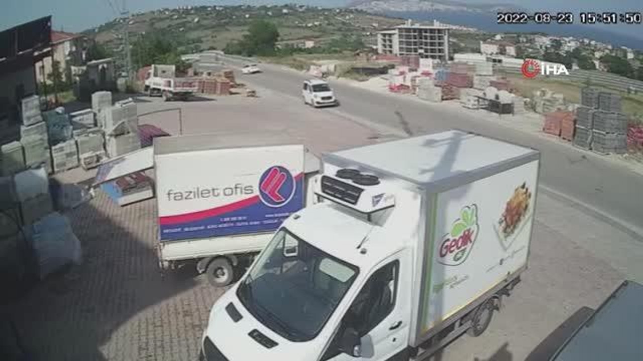 Son dakika haberi | Sinop'ta seyir halindeki araçtan iş yeri kurşunladı: O anlar kamerada