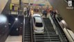 Madrid, auto giù per le scale dentro una stazione della metro