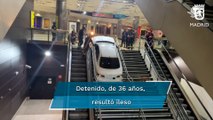 Roba un coche y termina empotrado en las escaleras de plaza comercial