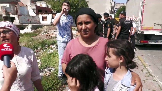 Hacıhüsrev'de çevik kuvvet eşliğinde tahliye! Lüks konut projesi için yurttaşlar evlerinden oldu