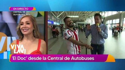 'El Doc' inspecciona maleta y de viajeros y los exhibe