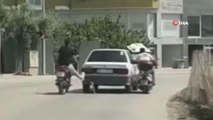 Bursa haberleri | Bursa'da motosiklet sürücüleri yolda kalan otomobili ayaklarıyla ittiler