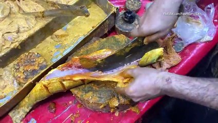 Descargar video: Masala Fried Fish  Grilled Fish Street Food Spicy Lahori Fish Fry Pakistan Biggest Seafood Street_1080pFHR