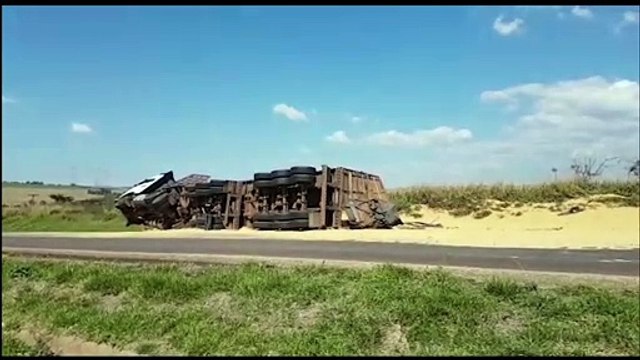 Tombamento de carreta é registrado na rodovia BR-467