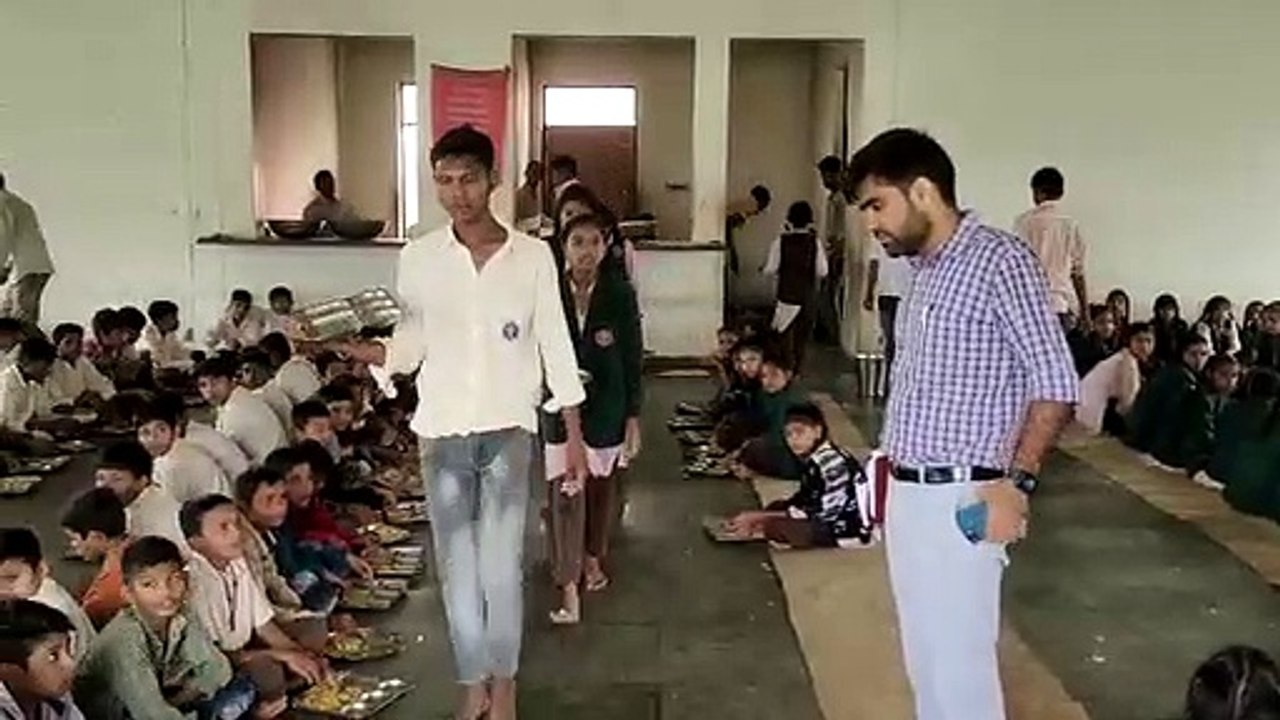 बच्चों को खाने में कच्ची रोटी, दूध का ब्रांड भी बोगस