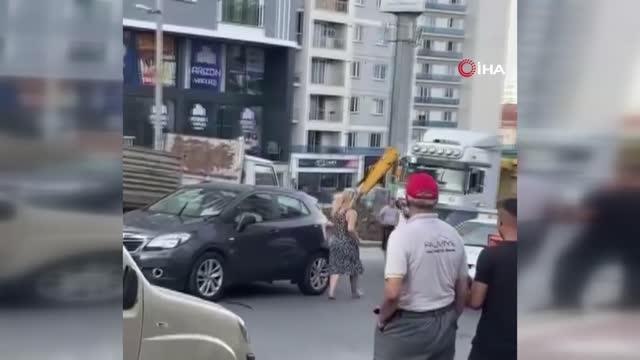 Esenyurt'ta cinnet geçiren alkollü kadın, ortalığı birbirine kattı... O anlar kamerada