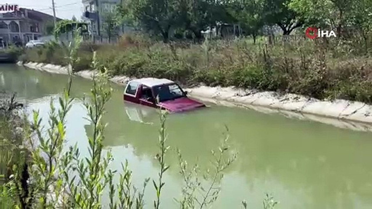 El frenini çekmeyi unuttuğu jeep sulama kanalına düştü