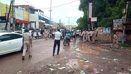 हूटिंग कर रहे बेकाबू छात्रों पर पुलिस ने चलाए डण्डे, देखें Video