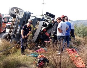 DEVRİLEN BETON MİKSERİNDE SÜRÜCÜ SIKIŞIRKEN, ÇIKAN YANGINI ÇEVREDEKİLER SÖNDÜRDÜ