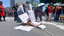 Tayland Başbakanı görevi bırakmadı, ülkede protestolar başladı
