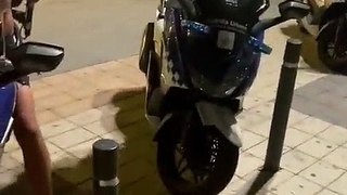Dos personas vuelcan una moto de la Guardia Urbana de Barcelona