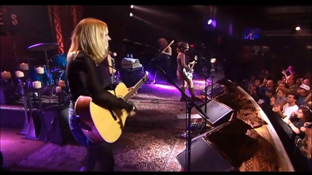 The Bangles — Walk Like An Egyptian | from The Bangles: Return to Bangleonia - Live in Concert | (2000)