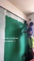 “A falta de escaleras”: Joven pinta su casa usando tacones de plataforma para alcanzar las paredes